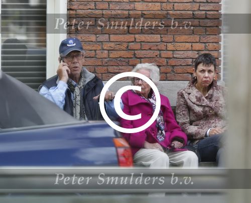 Amsterdam, 19 Juli 2011
Piet Romer msamen met zijn vrouw en hulp voor zijn huis
druk bellend.
Foto Peter Smulders BV