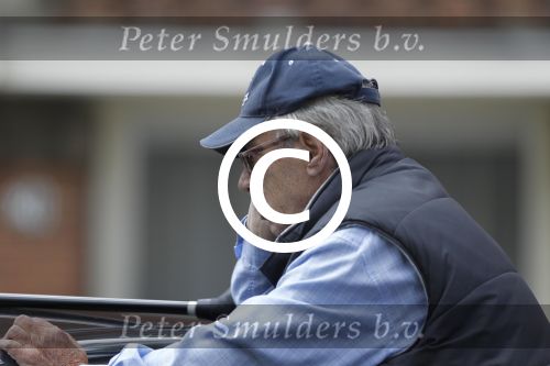 Amsterdam, 19 Juli 2011
Piet Romer msamen met zijn vrouw en hulp voor zijn huis
druk bellend.
Foto Peter Smulders BV