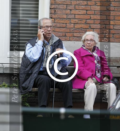Amsterdam, 19 Juli 2011
Piet Romer msamen met zijn vrouw en hulp voor zijn huis
druk bellend.
Foto Peter Smulders BV