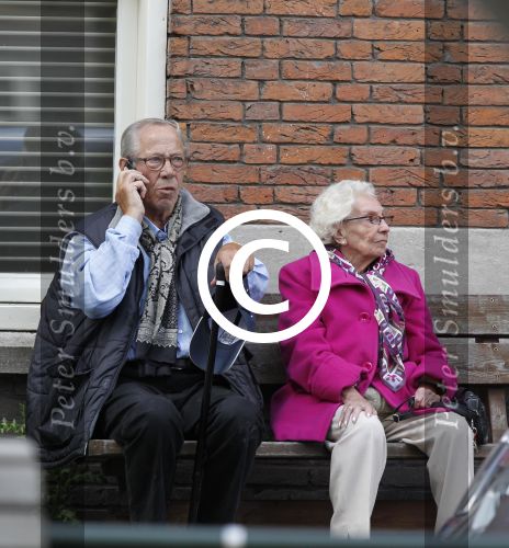 Amsterdam, 19 Juli 2011
Piet Romer msamen met zijn vrouw en hulp voor zijn huis
druk bellend.
Foto Peter Smulders BV