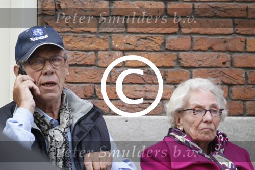 Amsterdam, 19 Juli 2011
Piet Romer msamen met zijn vrouw en hulp voor zijn huis
druk bellend.
Foto Peter Smulders BV