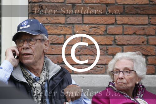 Amsterdam, 19 Juli 2011
Piet Romer msamen met zijn vrouw en hulp voor zijn huis
druk bellend.
Foto Peter Smulders BV