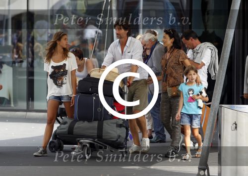 Schiphol, 6 Augustus 2011
Rick Engelkes met zijn vrouw en kinderen bij terugkomst op Schiphol vanuit Griekenland.
Foto Peter Smulders Bv