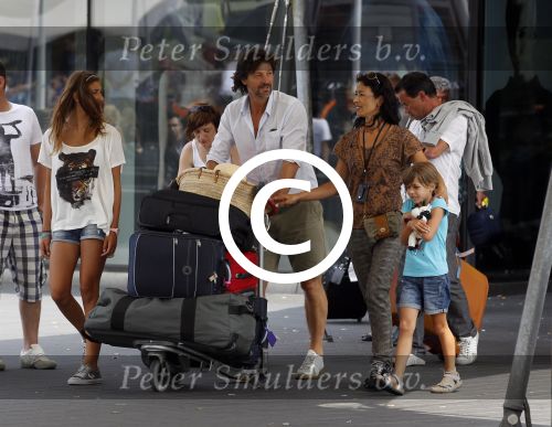 Schiphol, 6 Augustus 2011
Rick Engelkes met zijn vrouw en kinderen bij terugkomst op Schiphol vanuit Griekenland.
Foto Peter Smulders Bv