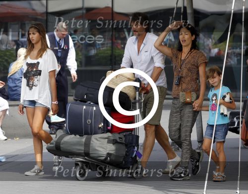 Schiphol, 6 Augustus 2011
Rick Engelkes met zijn vrouw en kinderen bij terugkomst op Schiphol vanuit Griekenland.
Foto Peter Smulders Bv