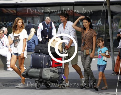 Schiphol, 6 Augustus 2011
Rick Engelkes met zijn vrouw en kinderen bij terugkomst op Schiphol vanuit Griekenland.
Foto Peter Smulders Bv