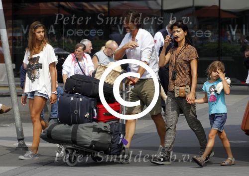 Schiphol, 6 Augustus 2011
Rick Engelkes met zijn vrouw en kinderen bij terugkomst op Schiphol vanuit Griekenland.
Foto Peter Smulders Bv