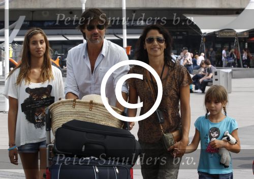 Schiphol, 6 Augustus 2011
Rick Engelkes met zijn vrouw en kinderen bij terugkomst op Schiphol vanuit Griekenland.
Foto Peter Smulders Bv