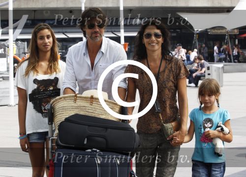 Schiphol, 6 Augustus 2011
Rick Engelkes met zijn vrouw en kinderen bij terugkomst op Schiphol vanuit Griekenland.
Foto Peter Smulders Bv