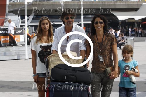 Schiphol, 6 Augustus 2011
Rick Engelkes met zijn vrouw en kinderen bij terugkomst op Schiphol vanuit Griekenland.
Foto Peter Smulders Bv