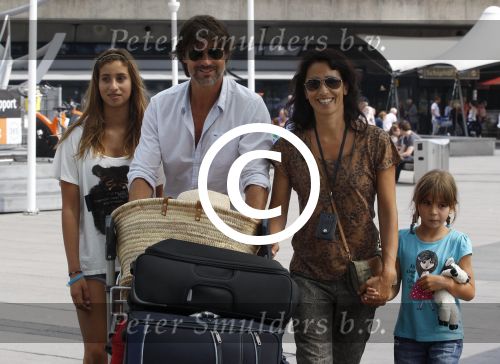 Schiphol, 6 Augustus 2011
Rick Engelkes met zijn vrouw en kinderen bij terugkomst op Schiphol vanuit Griekenland.
Foto Peter Smulders Bv