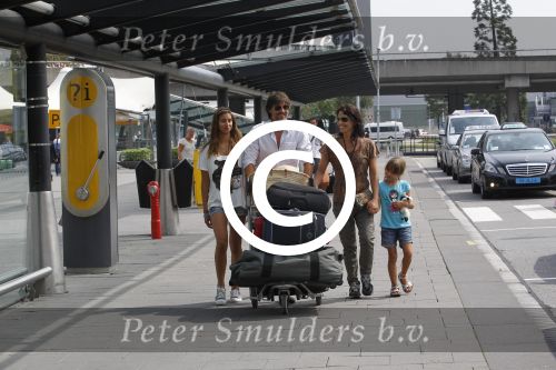 Schiphol, 6 Augustus 2011
Rick Engelkes met zijn vrouw en kinderen bij terugkomst op Schiphol vanuit Griekenland.
Foto Peter Smulders Bv
