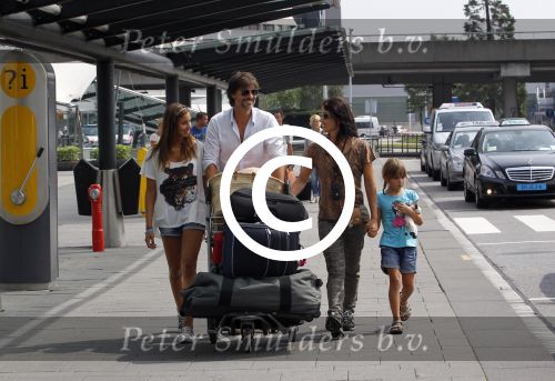 Schiphol, 6 Augustus 2011
Rick Engelkes met zijn vrouw en kinderen bij terugkomst op Schiphol vanuit Griekenland.
Foto Peter Smulders Bv