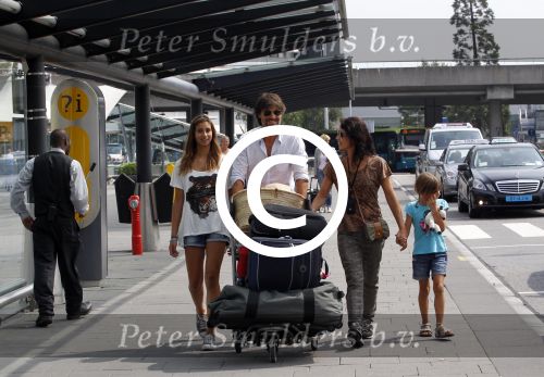 Schiphol, 6 Augustus 2011
Rick Engelkes met zijn vrouw en kinderen bij terugkomst op Schiphol vanuit Griekenland.
Foto Peter Smulders Bv