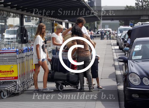 Schiphol, 6 Augustus 2011
Rick Engelkes met zijn vrouw en kinderen bij terugkomst op Schiphol vanuit Griekenland.
Foto Peter Smulders Bv