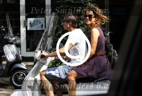 Amsterdam 1 augustus 2011
Tatum dagelet en haar vriend Daniel de Ridder op vespa scooter.
Peter Smulders bv