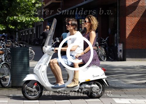 Amsterdam 1 augustus 2011
Tatum dagelet en haar vriend Daniel de Ridder op vespa scooter.
Peter Smulders bv