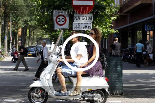 Amsterdam 1 augustus 2011
Tatum dagelet en haar vriend Daniel de Ridder op vespa scooter.
Peter Smulders bv