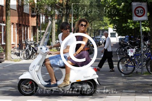 Amsterdam 1 augustus 2011
Tatum dagelet en haar vriend Daniel de Ridder op vespa scooter.
Peter Smulders bv