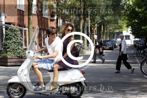 Amsterdam 1 augustus 2011
Tatum dagelet en haar vriend Daniel de Ridder op vespa scooter.
Peter Smulders bv