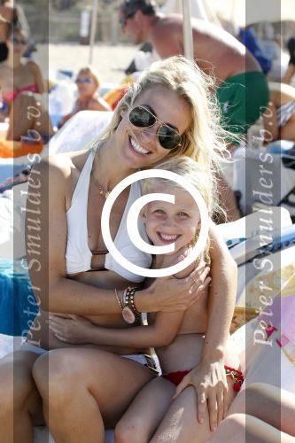 Ibiza 10 augustus 2011
Vivian Reijs met dochter Day en vriend Matias bij coco beach op ibiza.
Peter Smulders bv