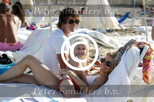 Ibiza 10 augustus 2011
Vivian Reijs met dochter Day en vriend Matias bij coco beach op ibiza.
Peter Smulders bv