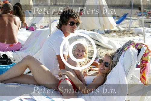 Ibiza 10 augustus 2011
Vivian Reijs met dochter Day en vriend Matias bij coco beach op ibiza.
Peter Smulders bv