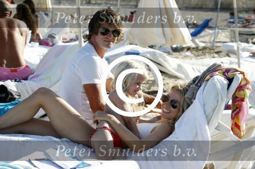 Ibiza 10 augustus 2011
Vivian Reijs met dochter Day en vriend Matias bij coco beach op ibiza.
Peter Smulders bv