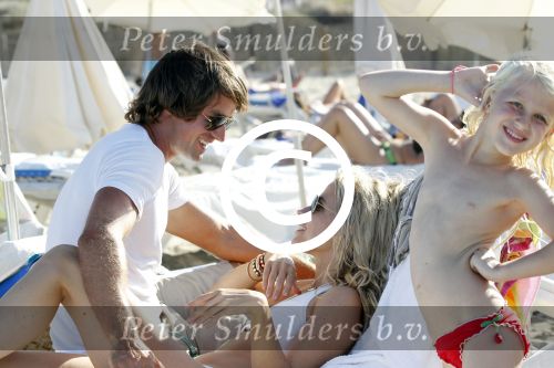 Ibiza 10 augustus 2011
Vivian Reijs met dochter Day en vriend Matias bij coco beach op ibiza.
Peter Smulders bv