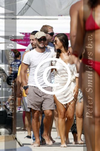 ibiza 12 augustus 2011
Wesley Sneijder en zijn vrouw Yolanthe Sneijder Cabau v Kasbergen zijn een paar dagen op vakantie op ibiza en zitten egzellig bij de populaire strandtent Blue Marlin.
Peter Smulders bv