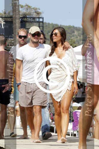 ibiza 12 augustus 2011
Wesley Sneijder en zijn vrouw Yolanthe Sneijder Cabau v Kasbergen zijn een paar dagen op vakantie op ibiza en zitten egzellig bij de populaire strandtent Blue Marlin.
Peter Smulders bv