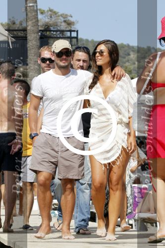 ibiza 12 augustus 2011
Wesley Sneijder en zijn vrouw Yolanthe Sneijder Cabau v Kasbergen zijn een paar dagen op vakantie op ibiza en zitten egzellig bij de populaire strandtent Blue Marlin.
Peter Smulders bv