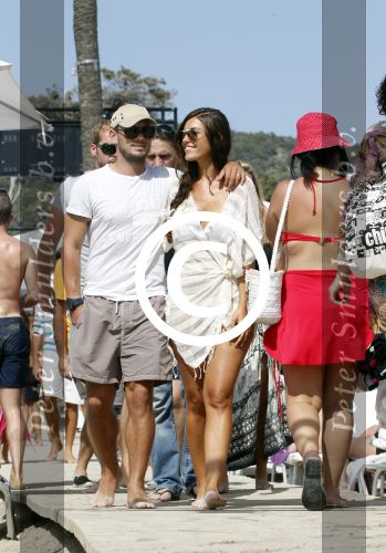 ibiza 12 augustus 2011
Wesley Sneijder en zijn vrouw Yolanthe Sneijder Cabau v Kasbergen zijn een paar dagen op vakantie op ibiza en zitten egzellig bij de populaire strandtent Blue Marlin.
Peter Smulders bv