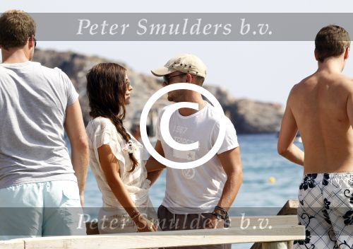ibiza 12 augustus 2011
Wesley Sneijder en zijn vrouw Yolanthe Sneijder Cabau v Kasbergen zijn een paar dagen op vakantie op ibiza en zitten egzellig bij de populaire strandtent Blue Marlin.
Peter Smulders bv