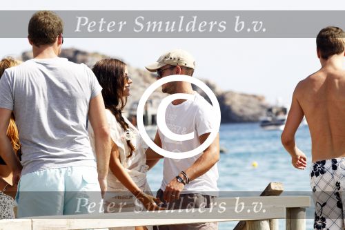 ibiza 12 augustus 2011
Wesley Sneijder en zijn vrouw Yolanthe Sneijder Cabau v Kasbergen zijn een paar dagen op vakantie op ibiza en zitten egzellig bij de populaire strandtent Blue Marlin.
Peter Smulders bv