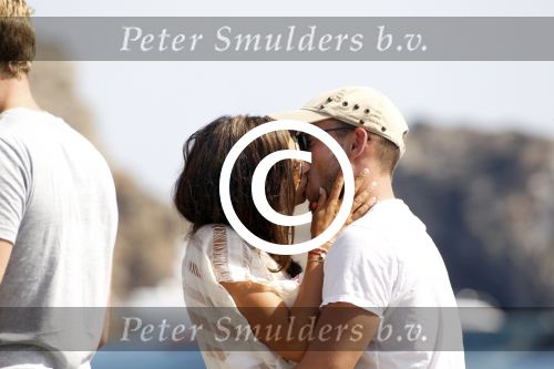 ibiza 12 augustus 2011
Wesley Sneijder en zijn vrouw Yolanthe Sneijder Cabau v Kasbergen zijn een paar dagen op vakantie op ibiza en zitten egzellig bij de populaire strandtent Blue Marlin.
Peter Smulders bv