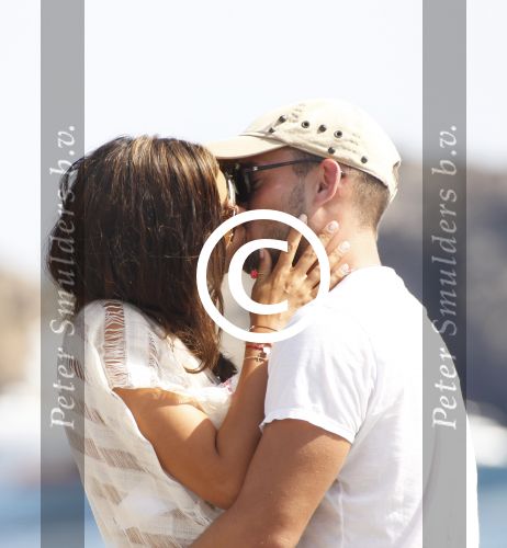 ibiza 12 augustus 2011
Wesley Sneijder en zijn vrouw Yolanthe Sneijder Cabau v Kasbergen zijn een paar dagen op vakantie op ibiza en zitten egzellig bij de populaire strandtent Blue Marlin.
Peter Smulders bv