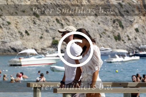 ibiza 12 augustus 2011
Wesley Sneijder en zijn vrouw Yolanthe Sneijder Cabau v Kasbergen zijn een paar dagen op vakantie op ibiza en zitten egzellig bij de populaire strandtent Blue Marlin.
Peter Smulders bv