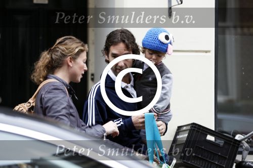 Amsterdam 30 juli 2011
Youp van t Hek en zijn vrouw Debby petter laten aan hun kinderen Sterre Anna en Julius hun nieuwe huis zien.
Peter Smulders bv