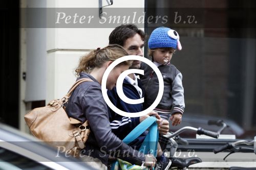 Amsterdam 30 juli 2011
Youp van t Hek en zijn vrouw Debby petter laten aan hun kinderen Sterre Anna en Julius hun nieuwe huis zien.
Peter Smulders bv