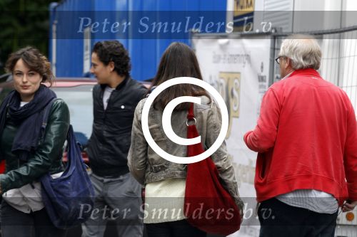 Amsterdam 30 juli 2011
Youp van t Hek en zijn vrouw Debby petter laten aan hun kinderen Sterre Anna en Julius hun nieuwe huis zien.
Peter Smulders bv