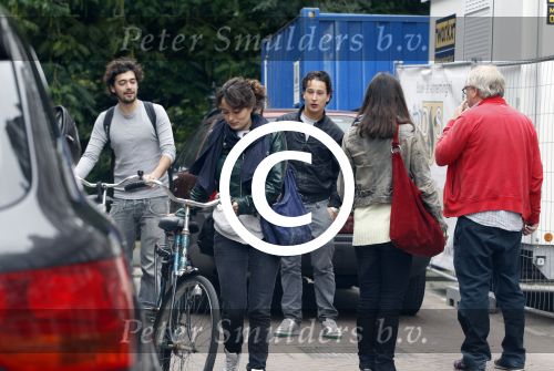 Amsterdam 30 juli 2011
Youp van t Hek en zijn vrouw Debby petter laten aan hun kinderen Sterre Anna en Julius hun nieuwe huis zien.
Peter Smulders bv