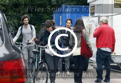Amsterdam 30 juli 2011
Youp van t Hek en zijn vrouw Debby petter laten aan hun kinderen Sterre Anna en Julius hun nieuwe huis zien.
Peter Smulders bv