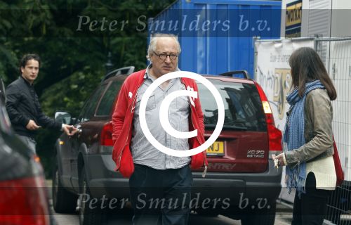 Amsterdam 30 juli 2011
Youp van t Hek en zijn vrouw Debby petter laten aan hun kinderen Sterre Anna en Julius hun nieuwe huis zien.
Peter Smulders bv