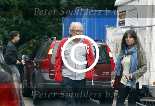 Amsterdam 30 juli 2011
Youp van t Hek en zijn vrouw Debby petter laten aan hun kinderen Sterre Anna en Julius hun nieuwe huis zien.
Peter Smulders bv