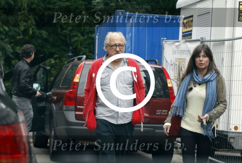 Amsterdam 30 juli 2011
Youp van t Hek en zijn vrouw Debby petter laten aan hun kinderen Sterre Anna en Julius hun nieuwe huis zien.
Peter Smulders bv
