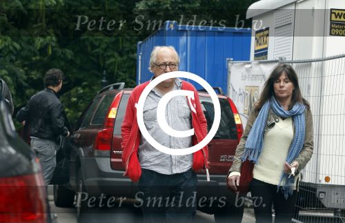 Amsterdam 30 juli 2011
Youp van t Hek en zijn vrouw Debby petter laten aan hun kinderen Sterre Anna en Julius hun nieuwe huis zien.
Peter Smulders bv
