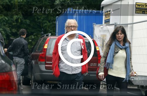 Amsterdam 30 juli 2011
Youp van t Hek en zijn vrouw Debby petter laten aan hun kinderen Sterre Anna en Julius hun nieuwe huis zien.
Peter Smulders bv