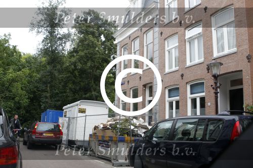 Amsterdam 30 juli 2011
Youp van t Hek en zijn vrouw Debby petter laten aan hun kinderen Sterre Anna en Julius hun nieuwe huis zien.
Peter Smulders bv