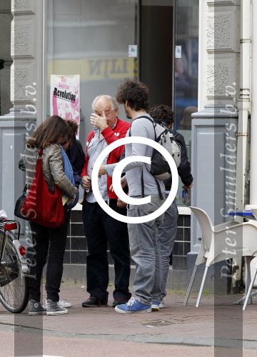 Amsterdam 30 juli 2011
Youp van t Hek en zijn vrouw Debby petter laten aan hun kinderen Sterre Anna en Julius hun nieuwe huis zien.
Peter Smulders bv